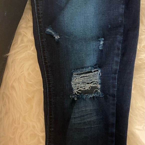 Fashion nova size 1 skinny ripped jeans - Picture 3 of 6